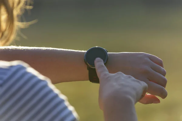 Mulher Usa Smartwatch Para Verificar Últimas Notificações Mensagens Fora — Fotografia de Stock