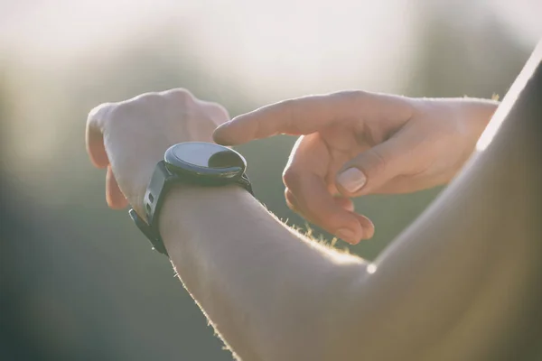 Žena Používá Hodinky Smartwatch Zkontrolovat Nejnovější Oznámení Zprávy Mimo — Stock fotografie