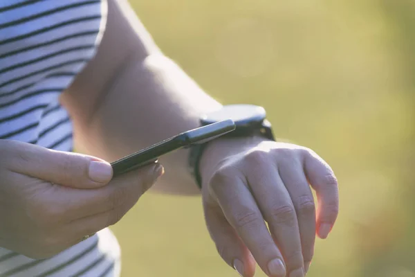 Γυναίκα Χρησιμοποιεί Smartwatch Και Έξυπνο Τηλέφωνο Για Ελέγξετε Τις Τελευταίες — Φωτογραφία Αρχείου