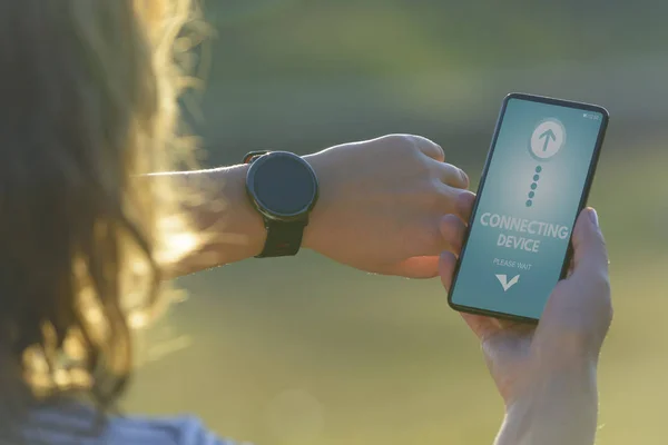 Mujer Utiliza Smartwatch Teléfono Inteligente Para Sincronizar Las Últimas Notificaciones — Foto de Stock