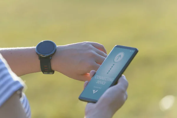 Kobieta Używa Smartwatch Inteligentny Telefon Zsynchronizować Najnowsze Powiadomienia Wiadomości — Zdjęcie stockowe