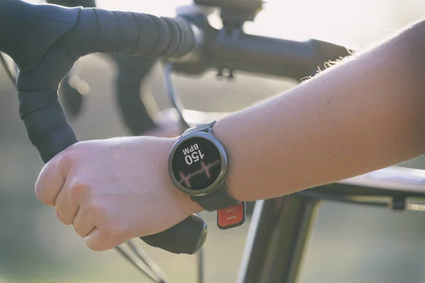 Mujer Montando Una Bicicleta Usando Smartwatch Monitor Frecuencia Cardíaca — Foto de Stock