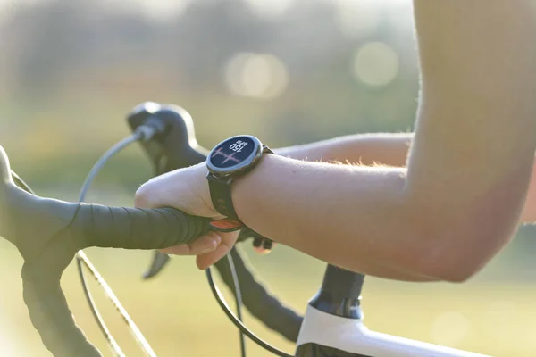 Mujer Montando Una Bicicleta Usando Smartwatch Monitor Frecuencia Cardíaca —  Fotos de Stock