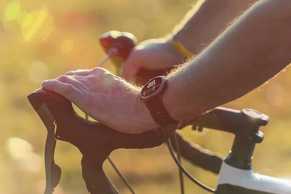 Homem andando de bicicleta com monitor de frequência cardíaca smartwatch — Fotografia de Stock