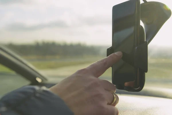 Woman Using Smart Phone Navigation While Driving Car Risky Driving — Stock Photo, Image