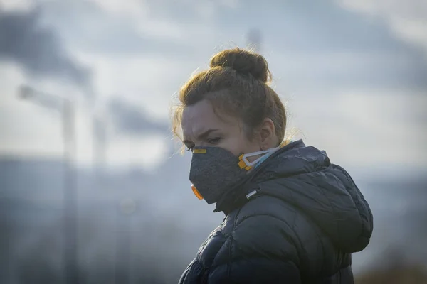 Vrouw Met Een Echt Vervuiling Smog Virussen Gezichtsmasker Dichte Smog — Stockfoto