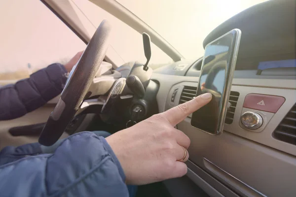 Araba Sürüş Sırasında Gezinti Olarak Akıllı Telefon Kullanan Kadın Riskli — Stok fotoğraf