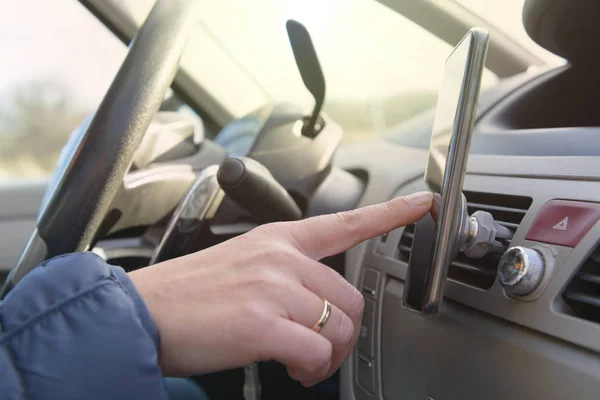 Femme Utilisant Téléphone Intelligent Comme Navigation Tout Conduisant Voiture Conduite — Photo