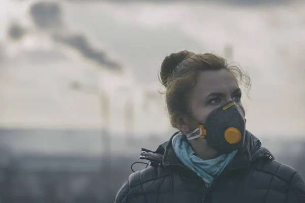 Woman Wearing Real Pollution Smog Viruses Face Mask Dense Smog — Stock Photo, Image