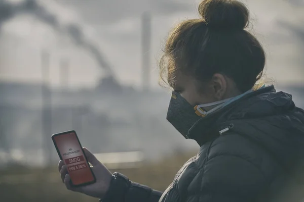 Woman Wearing Real Pollution Smog Viruses Face Mask Checking Current — Stock Photo, Image