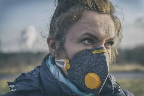 Woman Wearing Real Pollution Smog Viruses Face Mask Dense Smog — Stock Photo, Image