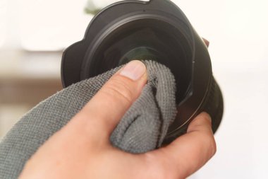 Mikrofiber bez ile dijital SLR lens temizleme kadın