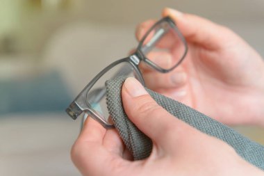 Kadın gözlük mikrofiber bezle Temizleme