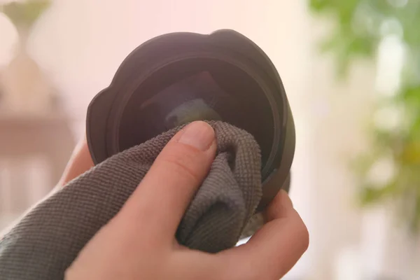 Lente Dslr Limpieza Mujer Con Paño Microfibra — Foto de Stock