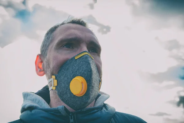 Man Wearing Real Pollution Smog Viruses Face Mask Dense Smog — Stock Photo, Image