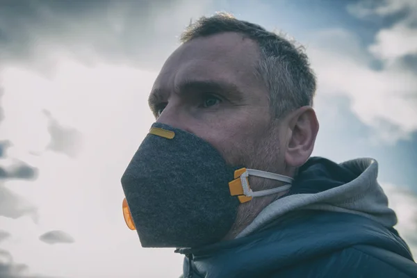 Man Wearing Real Pollution Smog Viruses Face Mask Dense Smog — Stock Photo, Image