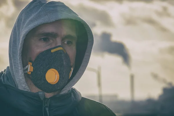 Man Wearing Real Pollution Smog Viruses Face Mask Dense Smog — Stock Photo, Image