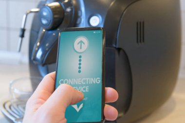 Kahve makinesi ile akıllı telefon bağlama. Akıllı ev ve Internet şeyler çok kavramı