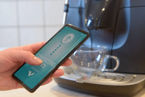 Anslutande Kaffemaskin Med Smart Telefon Smarta Hem Och Internet Saker — Stockfoto