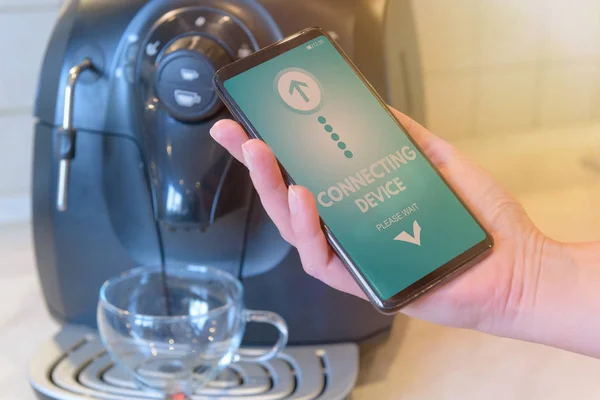 Kávéfőző Csatlakozóvezetékeiként Szúró Telefon Intelligens Otthon Interneten Dolgokat Iot Koncepció — Stock Fotó