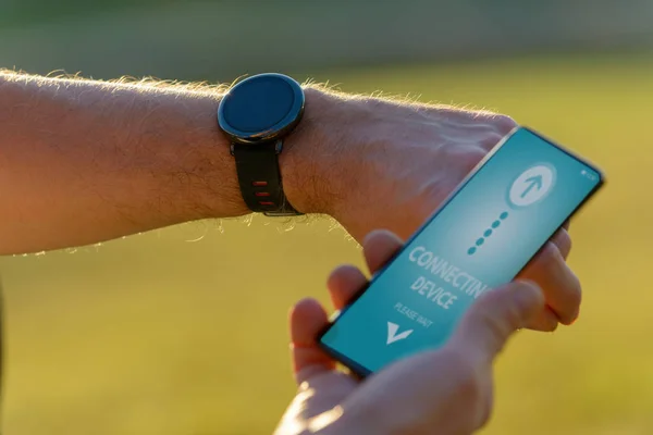 Man Een Fiets Rijden Het Gebruik Van Smartwatch Met Hartslagmeter — Stockfoto
