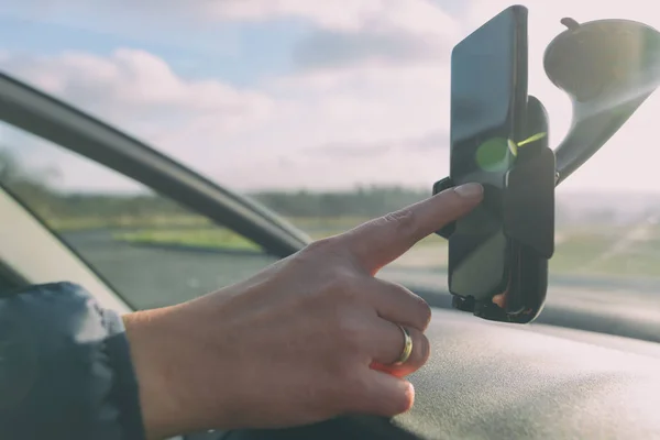 Использовать Телефон Рулём Машины Концепция Рискованного Вождения — стоковое фото