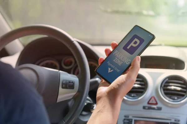 Drivrutinen Smartphoneapp För Att Betala För Parkering Zonen Avgiftsbelagd Parkering — Stockfoto