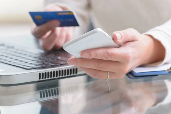 Mano Mujer Sosteniendo Tarjeta Crédito Sobre Cuaderno Utilizándolo Para Pagar — Foto de Stock