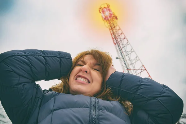 Woman Holding Her Head Bts Harmful Radiation Cellular Network Transmitters — Stock Photo, Image