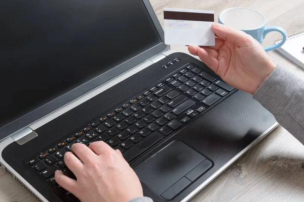 Mão Mulher Segurando Cartão Crédito Sobre Notebook Usá Para Pagar — Fotografia de Stock