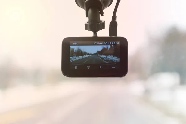 使用仪表盘相机连续记录通过车辆前挡风玻璃的视图 — 图库照片