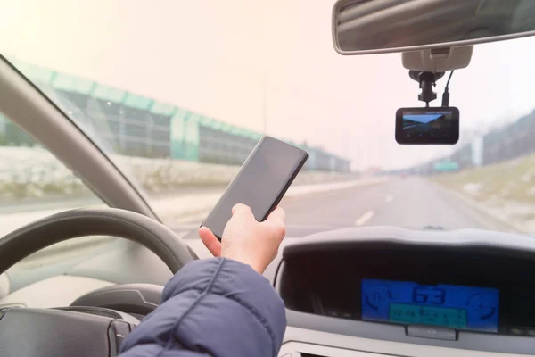 Женщина Рулём Машины Пользуется Телефоном Концепция Рискованного Вождения — стоковое фото
