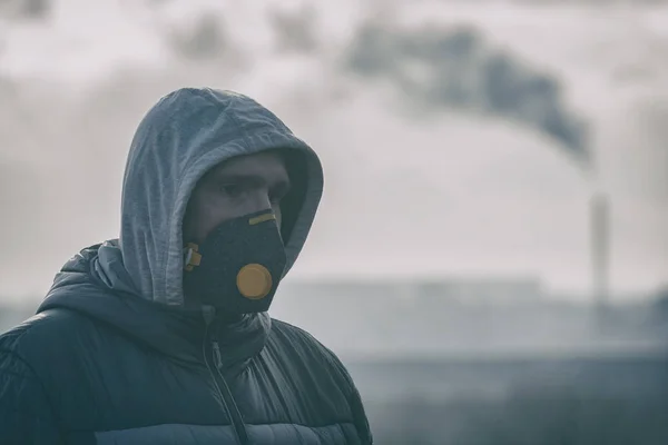 Man Wearing Real Pollution Smog Viruses Face Mask Dense Smog — Stock Photo, Image