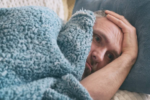 Mogen Man Lider Depression Ligger Tyvärr Täckt Med Filt Sin — Stockfoto