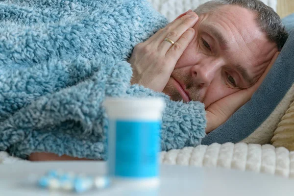 Dojrzały Mężczyzna Cierpiący Depresję Leży Smutno Pokryty Kocem Łóżku Patrzy — Zdjęcie stockowe