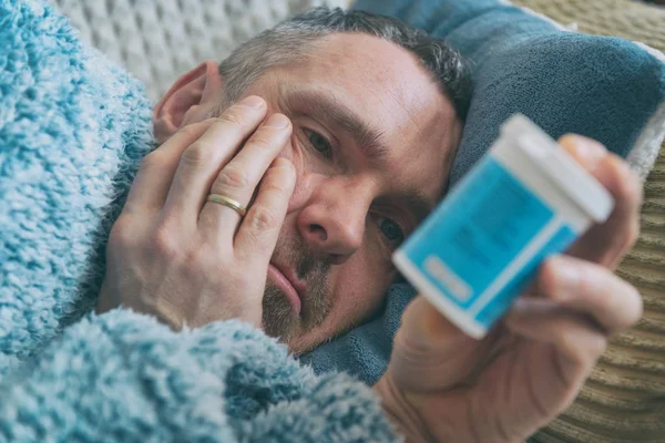 Зрелый Мужчина Страдающий Депрессией Лежит Сожалению Покрытый Одеялом Кровати Держит — стоковое фото