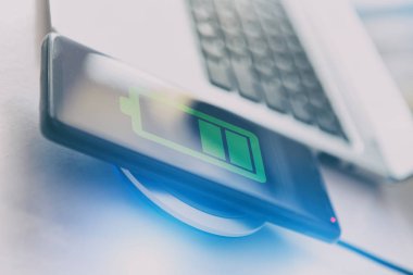 Akıllı telefon kablosuz şarj cihazına yükleniyor.