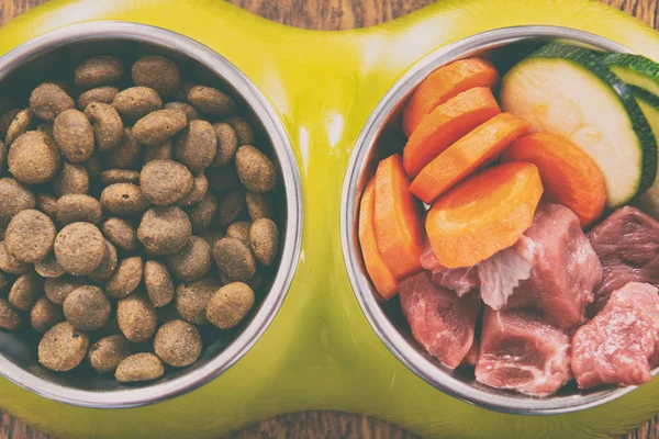 Comida natural y seca para perros —  Fotos de Stock