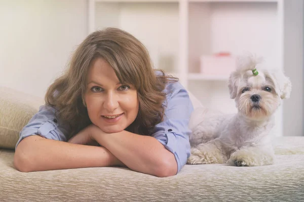 Hund och ägare på soffan i hemmet — Stockfoto
