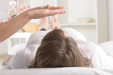 Profesyonel Reiki şifacı reiki yapıyor