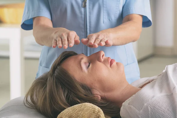 Professioneller Reiki-Heiler, der Reiki macht — Stockfoto