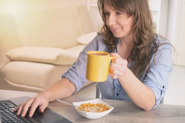 Kvinna äter frukost hemma — Stockfoto