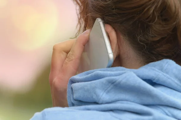 Vrouw aan het praten op de mobiele telefoon — Stockfoto