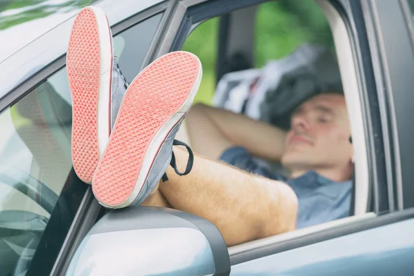 Muž spát v autě — Stock fotografie