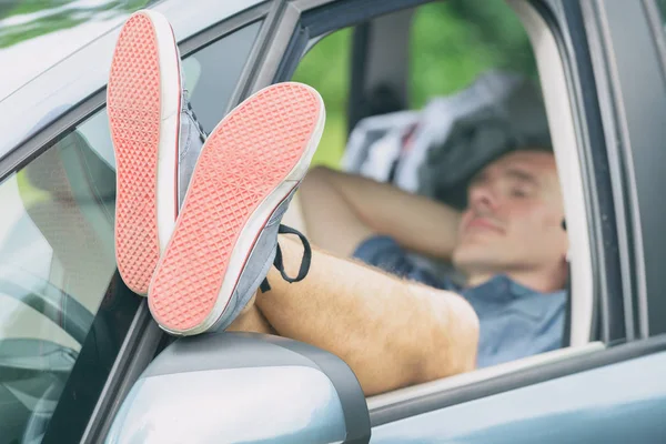 Homme dormant dans la voiture — Photo