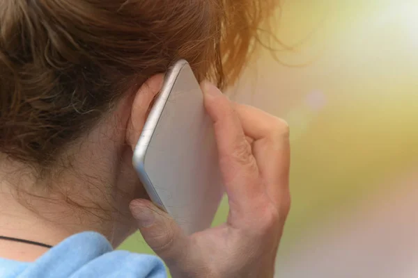 Mujer hablando en el teléfono móvil —  Fotos de Stock