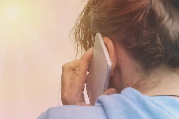 Woman talking on the mobile phone — Stock Photo, Image