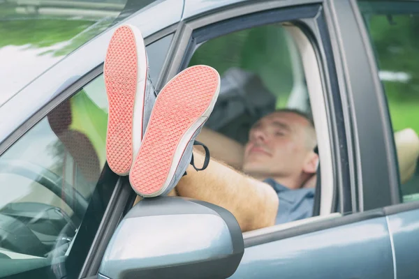 Uomo che dorme in macchina — Foto Stock