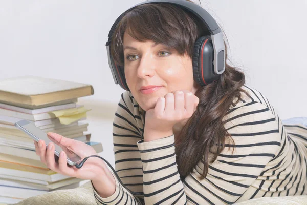 Mujer escuchando un audiolibro —  Fotos de Stock