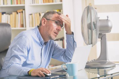 Adam sıcaktan ofiste ya da evde uğrar